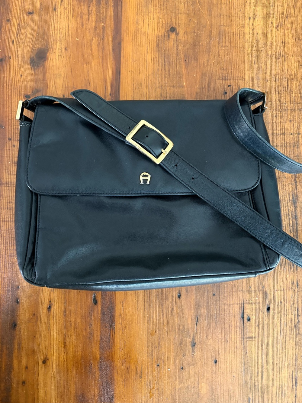 Vintage Etienne Aigner Black Leather Crossbody Flap Messenger Bag Horseshoe